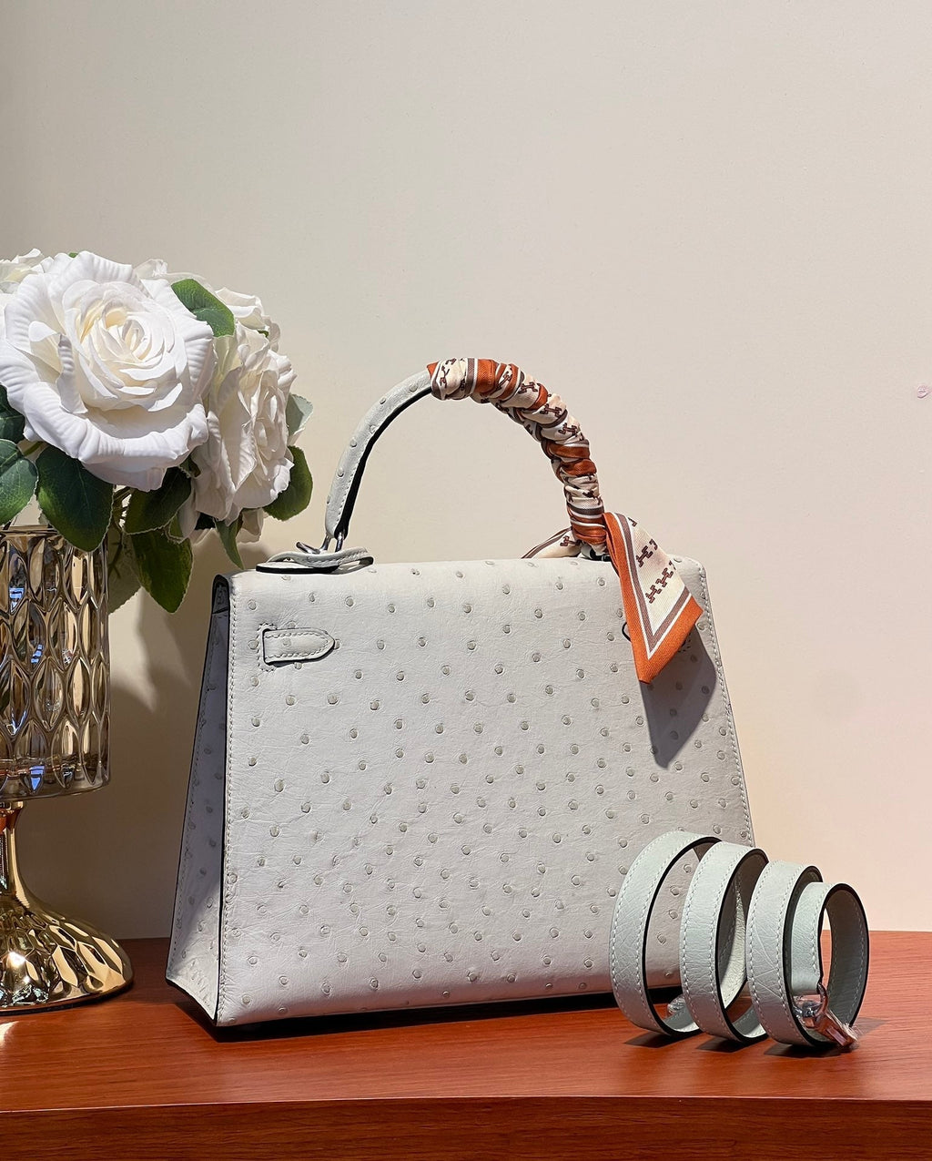 SAC KELLY SELLIER 25 EN CUIR D'AUTRUCHE GRIS PALE AVEC QUINCAILLERIE ARGENTÉE (FABRIQUÉ SUR COMMANDE)