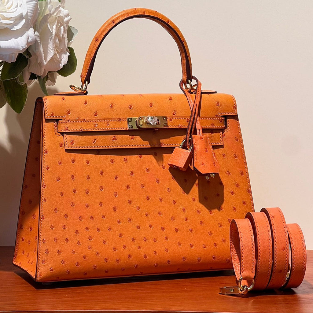 SAC KELLY SELLIER 25 EN CUIR D'AUTRUCHE ORANGE FEU AVEC QUINCAILLERIE DORÉ (FABRIQUÉ SUR COMMANDE)