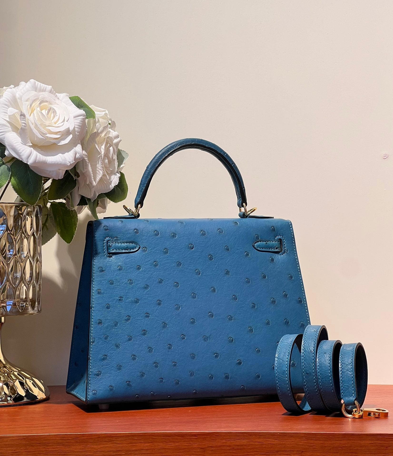SAC KELLY SELLIER 25 EN CUIR D'AUTRUCHE BLEU ROI (FABRIQUÉ SUR COMMANDE)