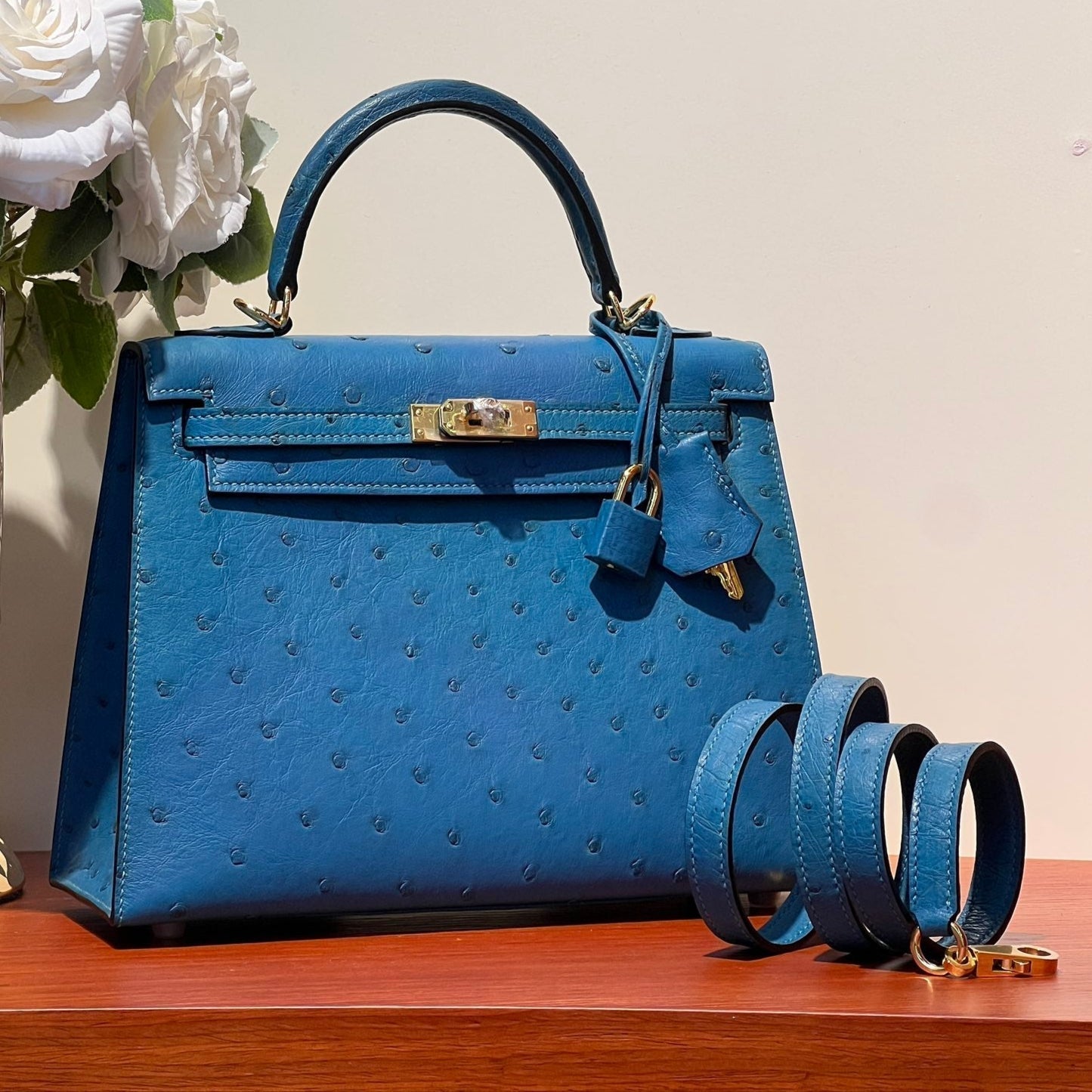 SAC KELLY SELLIER 25 EN CUIR D'AUTRUCHE BLEU ROI (FABRIQUÉ SUR COMMANDE)