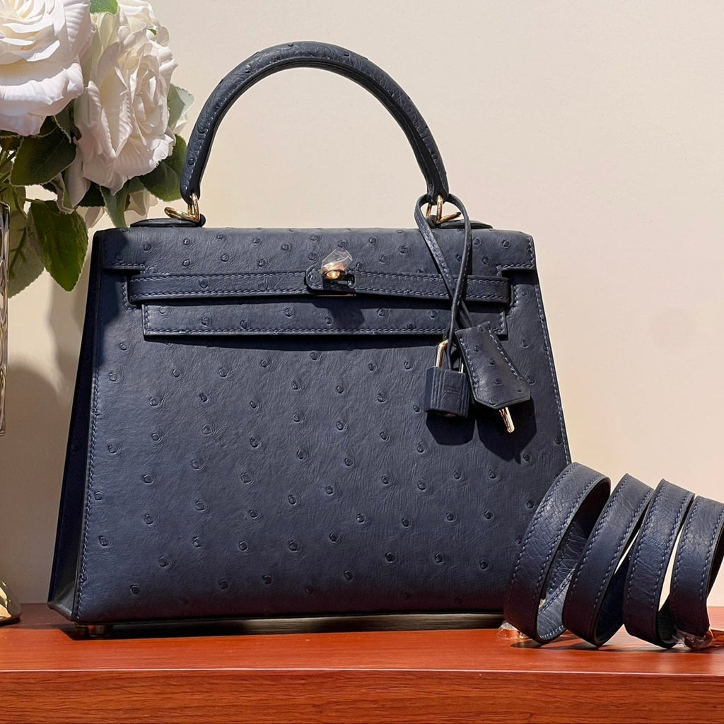 SAC KELLY SELLIER 25 EN CUIR D'AUTRUCHE BLEU DE PRUSSE AVEC QUINCAILLERIE DORÉ (FABRIQUÉ SUR COMMANDE)