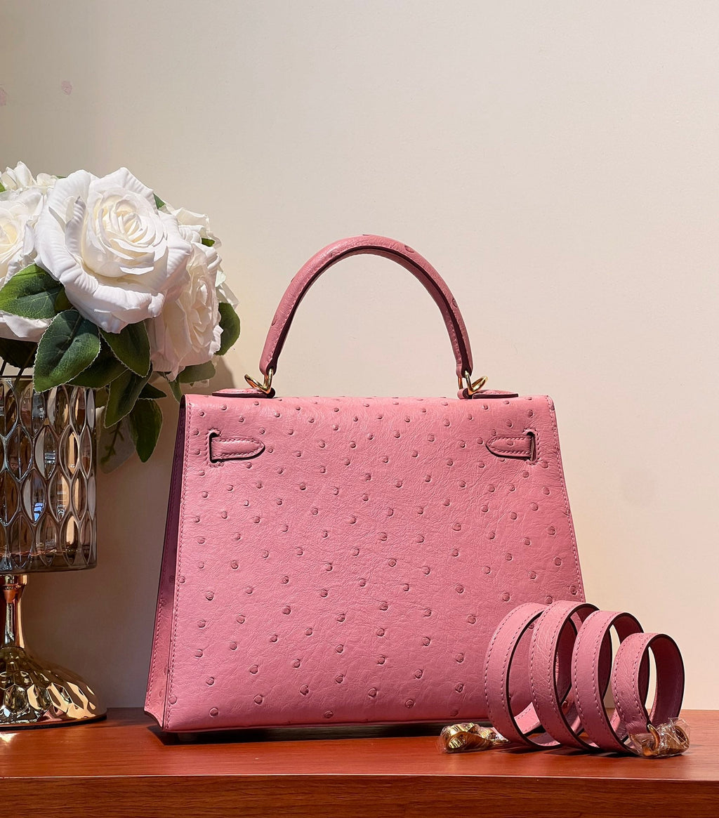 SAC KELLY SELLIER 25 EN CUIR D'AUTRUCHE ROSE SAUMON AVEC QUINCAILLERIE DORÉ (FABRIQUÉ SUR COMMANDE)
