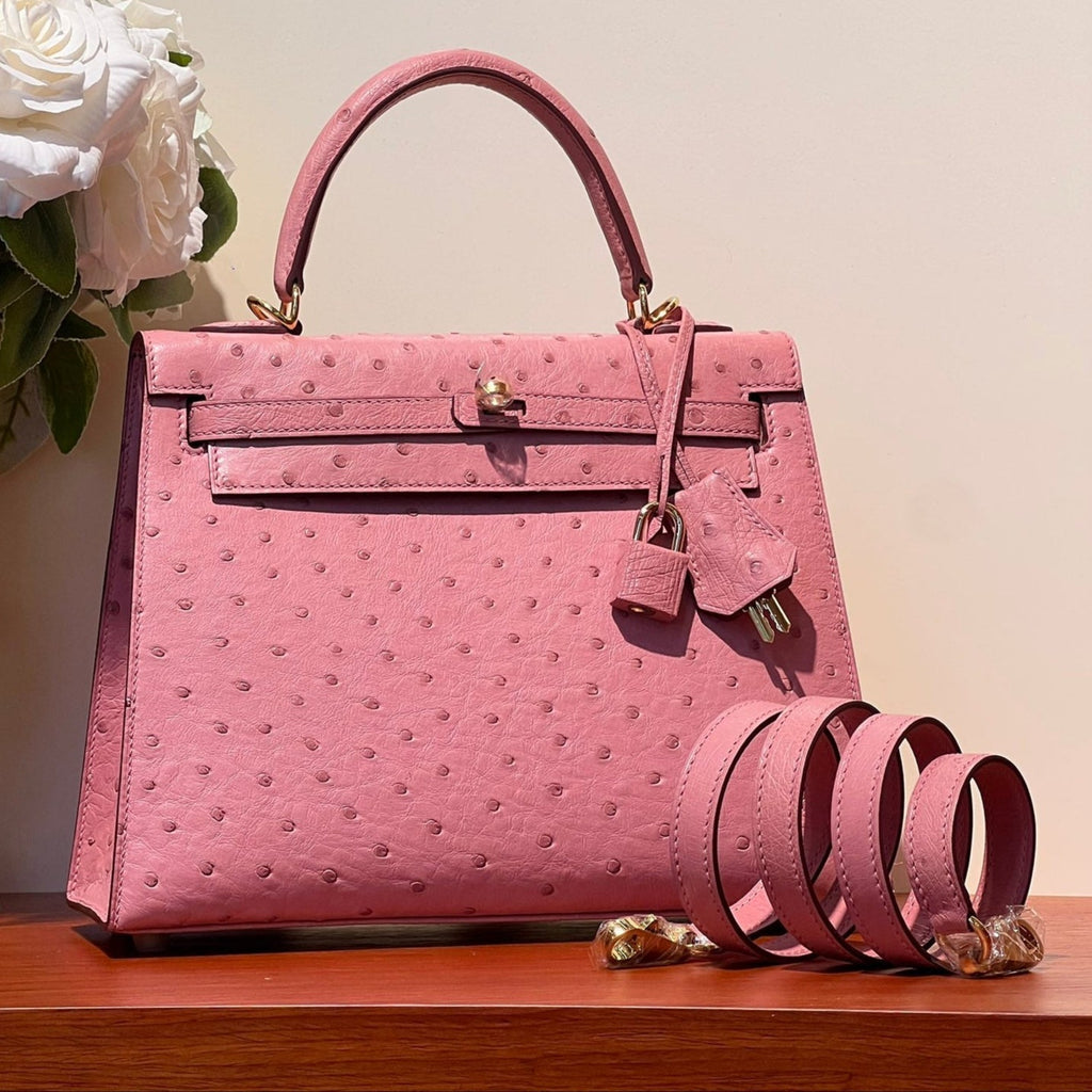 SAC KELLY SELLIER 25 EN CUIR D'AUTRUCHE ROSE SAUMON AVEC QUINCAILLERIE DORÉ (FABRIQUÉ SUR COMMANDE)