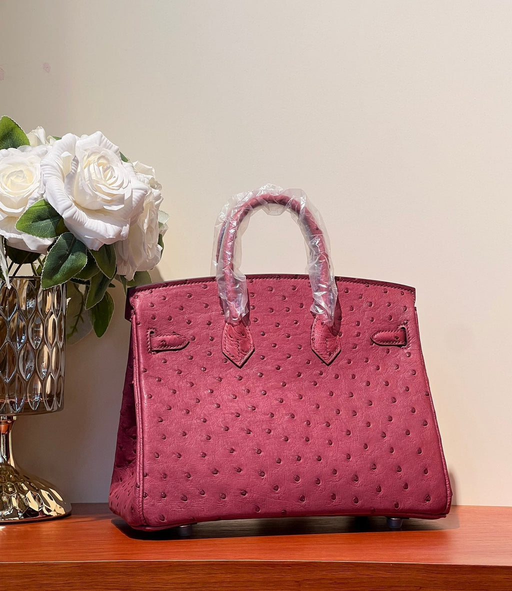 SAC KELLY SELLIER 25 EN CUIR D'AUTRUCHE ROUGE GROSEILLE AVEC QUINCAILLERIE ARGENTÉE (FABRIQUÉ SUR COMMANDE)