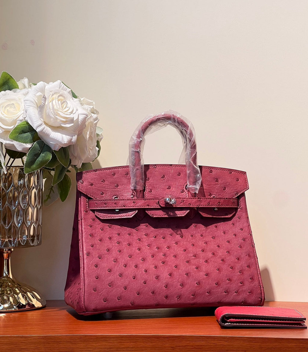 SAC KELLY SELLIER 25 EN CUIR D'AUTRUCHE ROUGE GROSEILLE AVEC QUINCAILLERIE ARGENTÉE (FABRIQUÉ SUR COMMANDE)