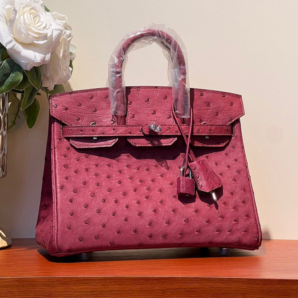 SAC KELLY SELLIER 25 EN CUIR D'AUTRUCHE ROUGE GROSEILLE AVEC QUINCAILLERIE ARGENTÉE (FABRIQUÉ SUR COMMANDE)