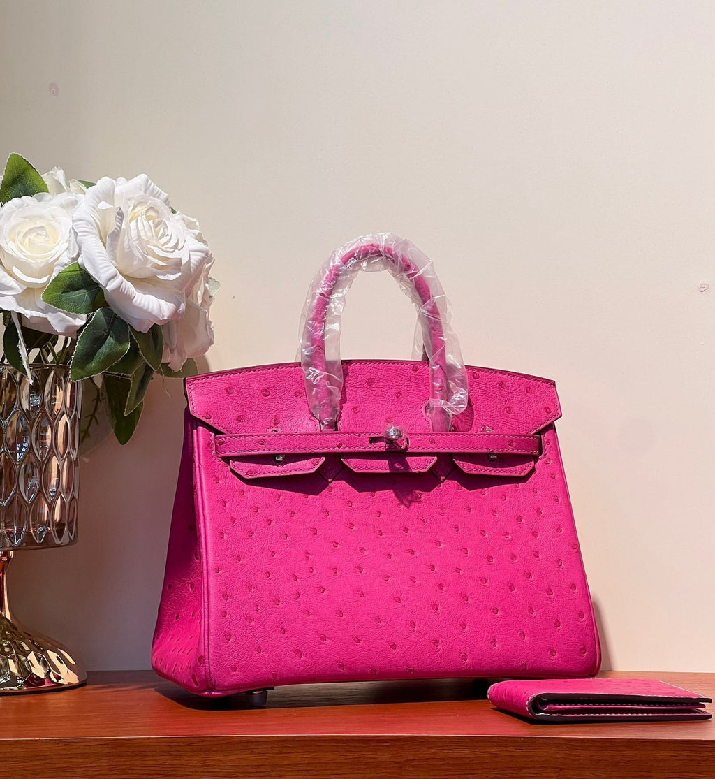 SAC KELLY SELLIER 25 EN CUIR D'AUTRUCHE ROSE VIF AVEC QUINCAILLERIE ARGENTÉE (FABRIQUÉ SUR COMMANDE)
