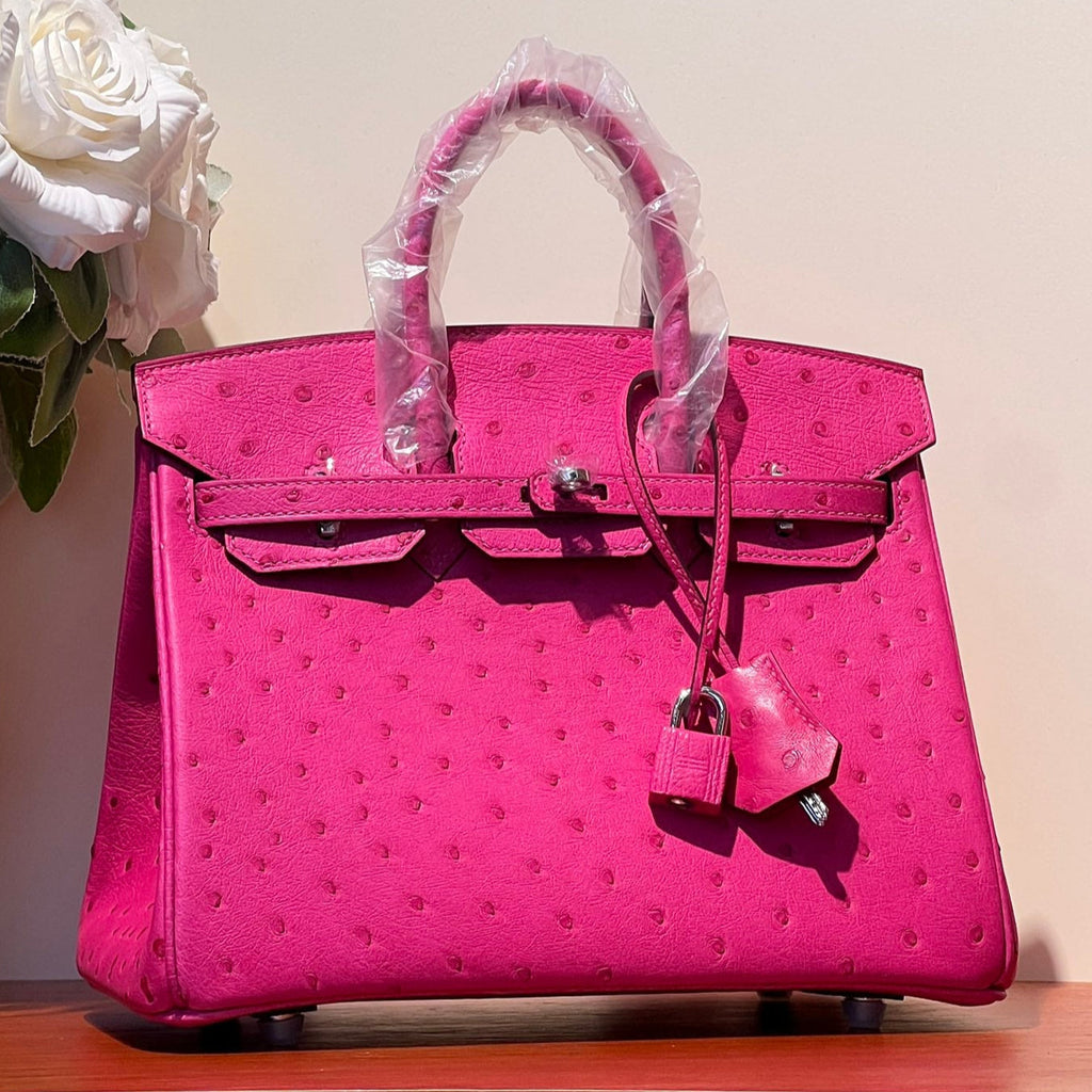 SAC KELLY SELLIER 25 EN CUIR D'AUTRUCHE ROSE VIF AVEC QUINCAILLERIE ARGENTÉE (FABRIQUÉ SUR COMMANDE)