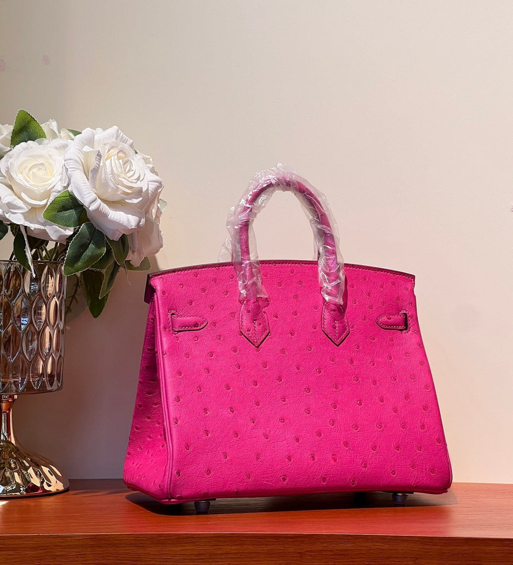 SAC KELLY SELLIER 25 EN CUIR D'AUTRUCHE ROSE VIF AVEC QUINCAILLERIE ARGENTÉE (FABRIQUÉ SUR COMMANDE)