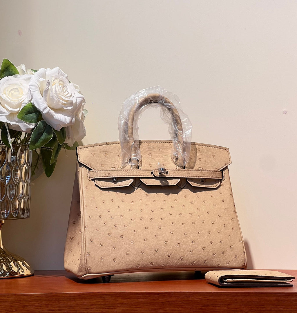 SAC KELLY SELLIER 25 EN CUIR D'AUTRUCHE BEIGE CAMEL AVEC QUINCAILLERIE ARGENTÉE (FABRIQUÉ SUR COMMANDE)