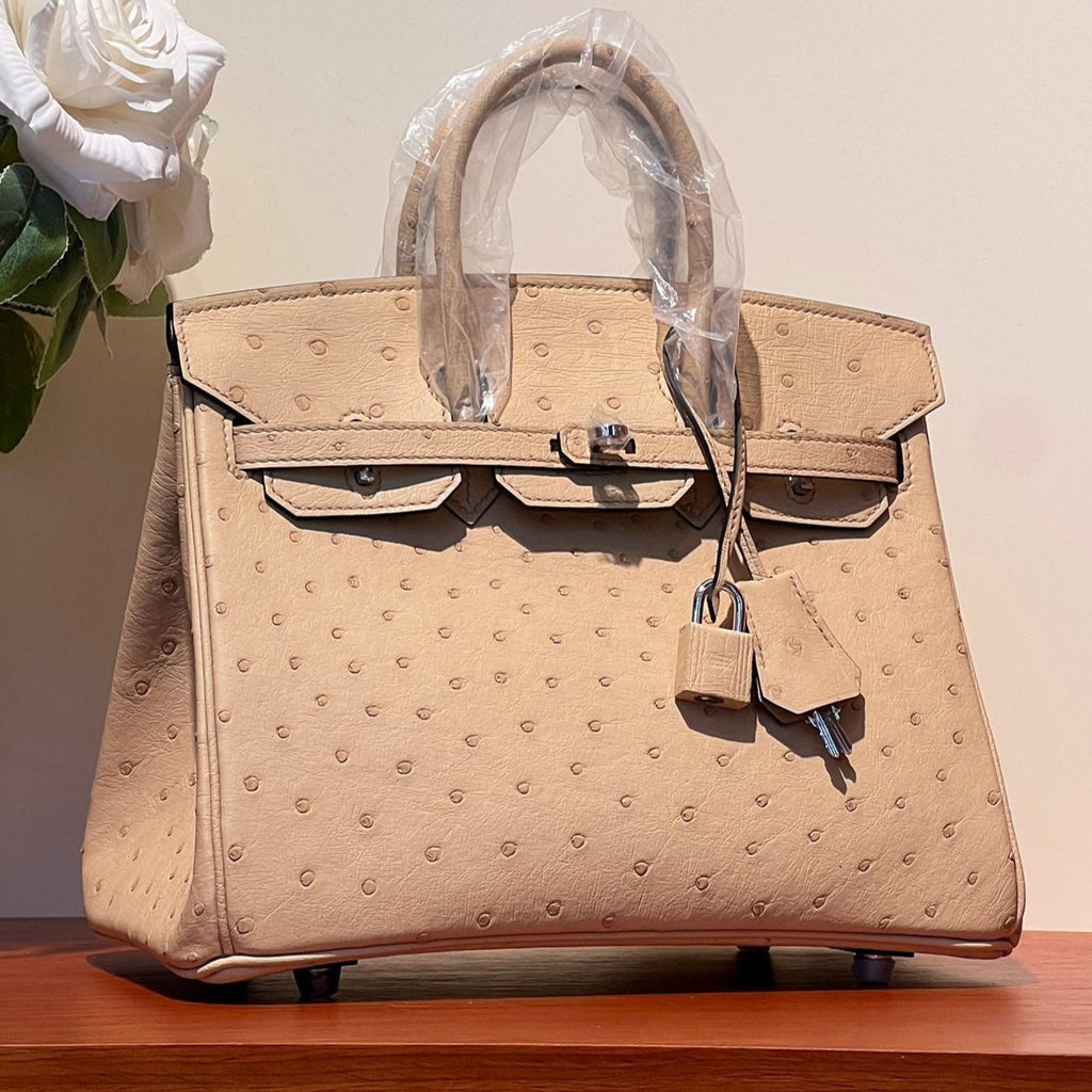 SAC KELLY SELLIER 25 EN CUIR D'AUTRUCHE BEIGE CAMEL AVEC QUINCAILLERIE ARGENTÉE (FABRIQUÉ SUR COMMANDE)