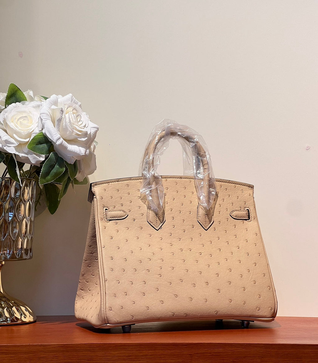 SAC KELLY SELLIER 25 EN CUIR D'AUTRUCHE BEIGE CAMEL AVEC QUINCAILLERIE ARGENTÉE (FABRIQUÉ SUR COMMANDE)