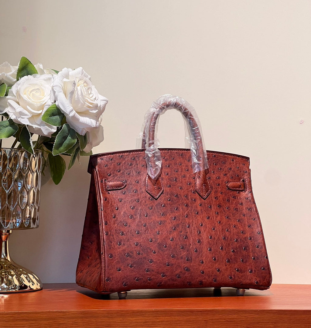 SAC KELLY SELLIER 25 EN CUIR D'AUTRUCHE ROUGE BAIE AVEC QUINCAILLERIE DORÉ (FABRIQUÉ SUR COMMANDE)