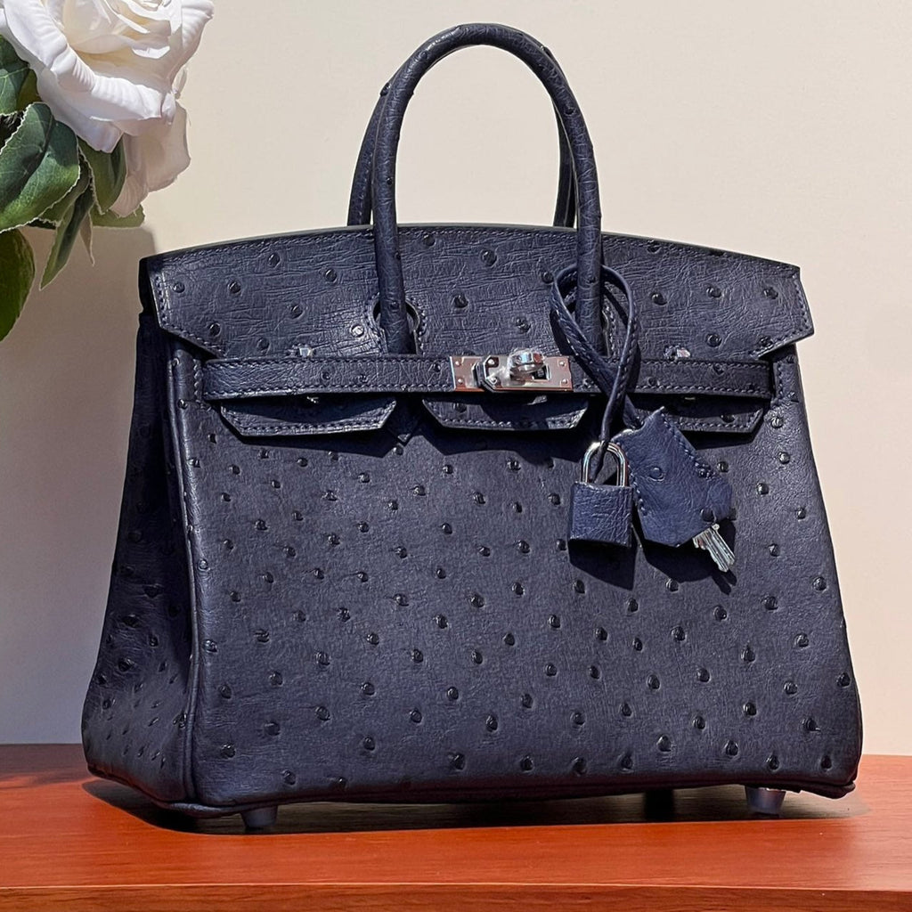 SAC KELLY SELLIER 25 EN CUIR D'AUTRUCHE BLEU SPACE AVEC QUINCAILLERIE ARGENTÉE (FABRIQUÉ SUR COMMANDE)