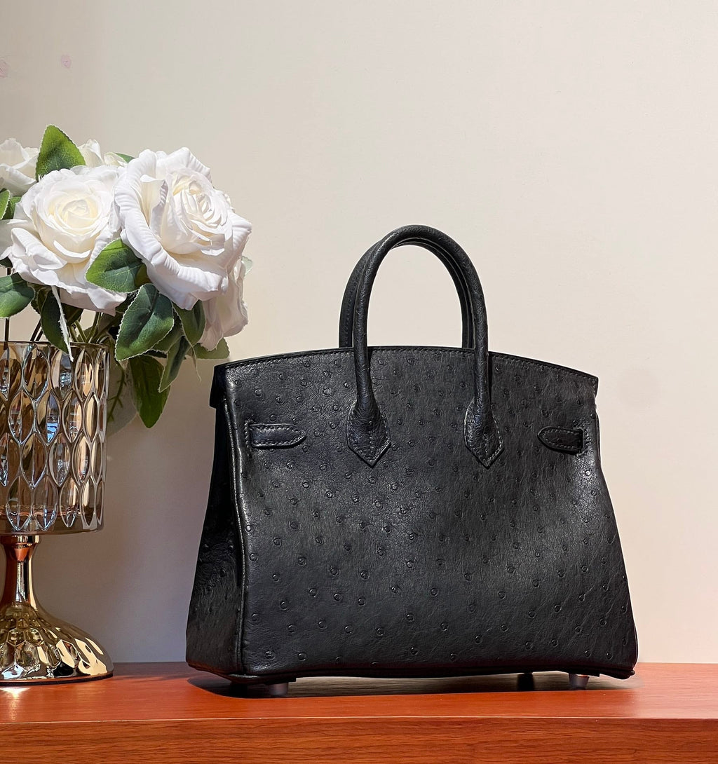 SAC KELLY SELLIER 25 EN CUIR D'AUTRUCHE NOIR AVEC QUINCAILLERIE DORÉ (FABRIQUÉ SUR COMMANDE)