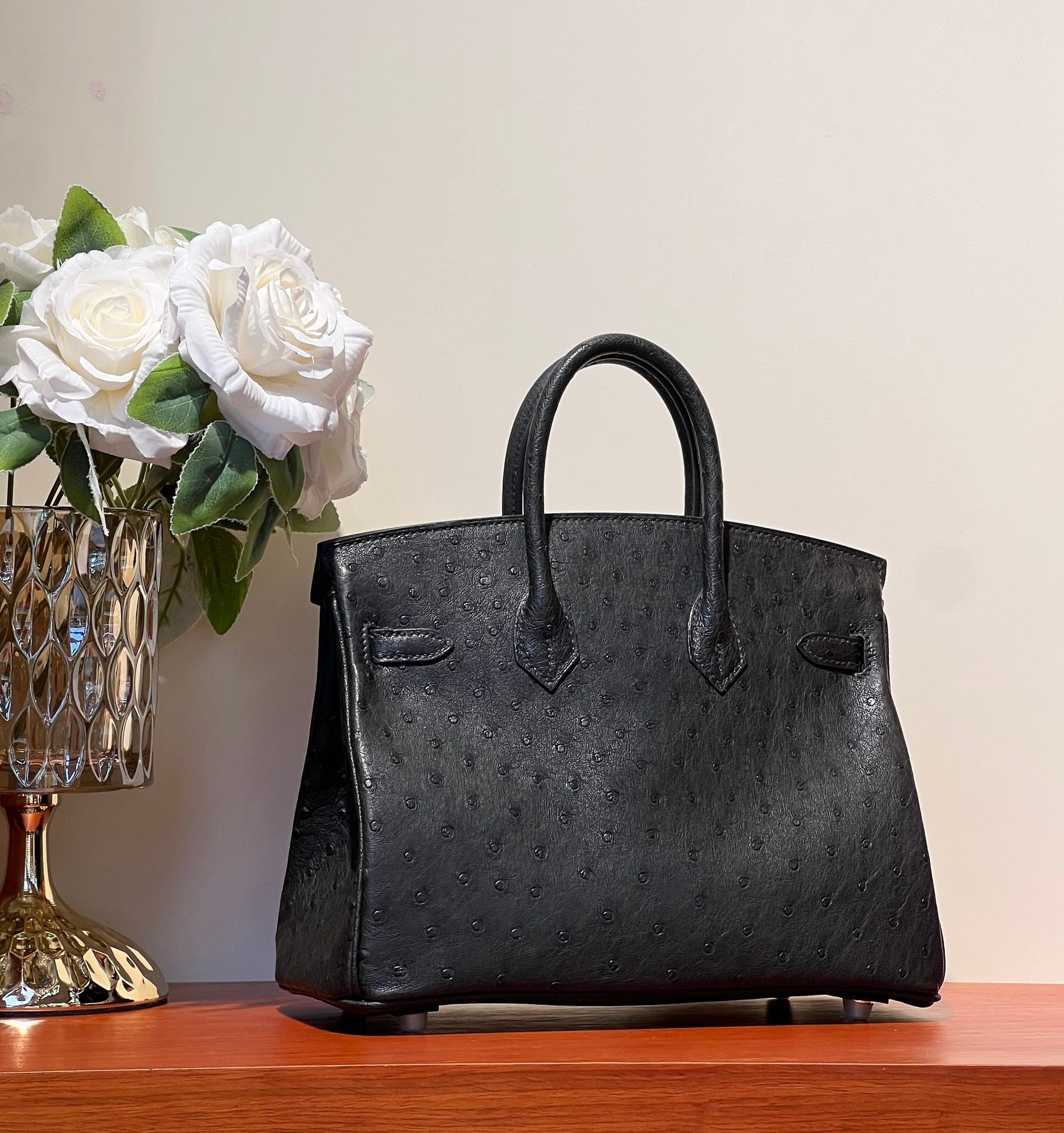 SAC KELLY SELLIER 25 EN CUIR D'AUTRUCHE NOIR AVEC QUINCAILLERIE DORÉ (FABRIQUÉ SUR COMMANDE)
