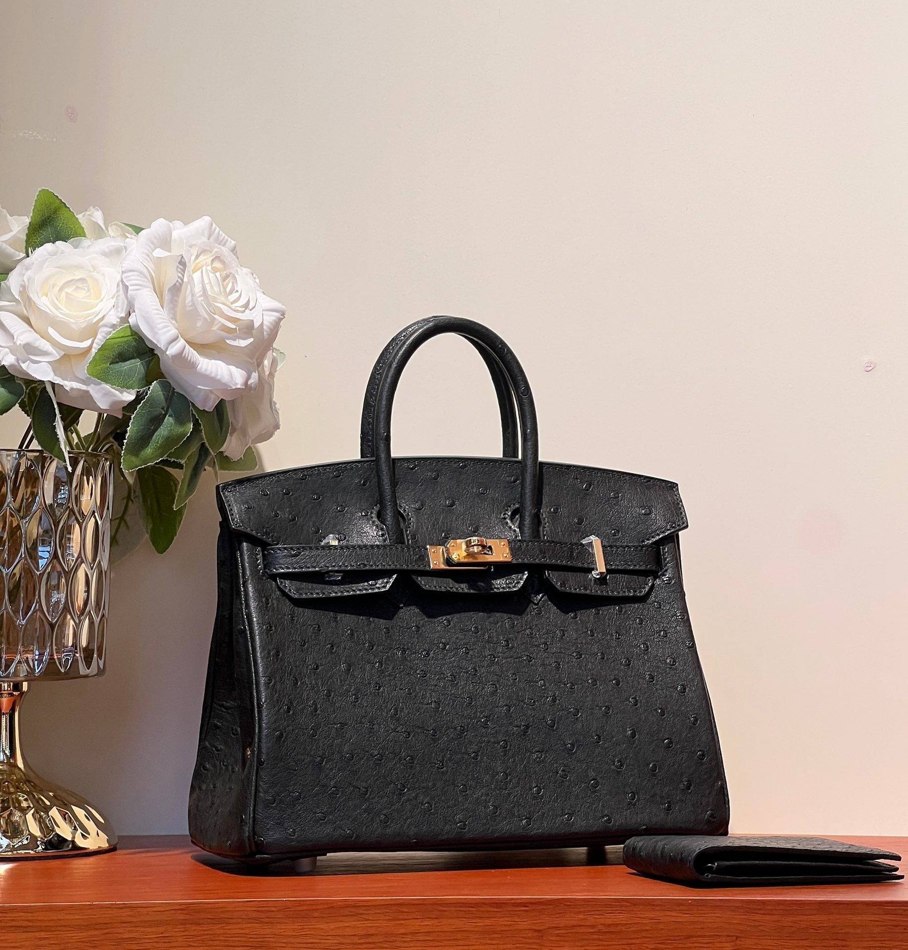 SAC KELLY SELLIER 25 EN CUIR D'AUTRUCHE NOIR AVEC QUINCAILLERIE DORÉ (FABRIQUÉ SUR COMMANDE)