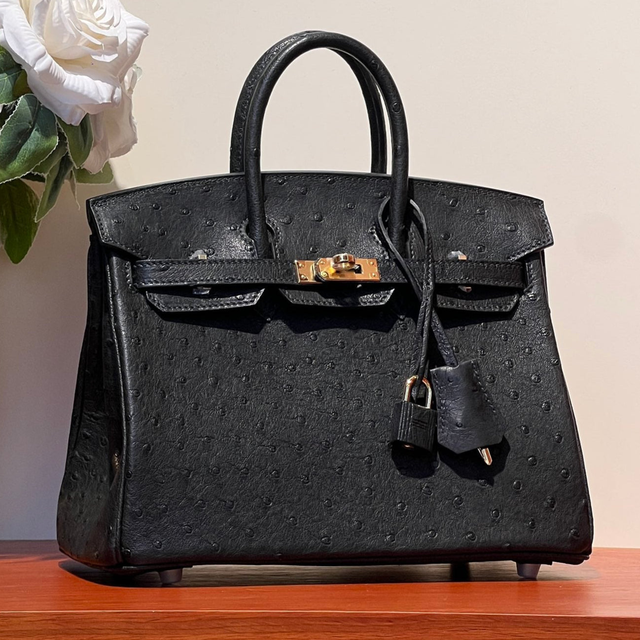 SAC KELLY SELLIER 25 EN CUIR D'AUTRUCHE NOIR AVEC QUINCAILLERIE DORÉ (FABRIQUÉ SUR COMMANDE)