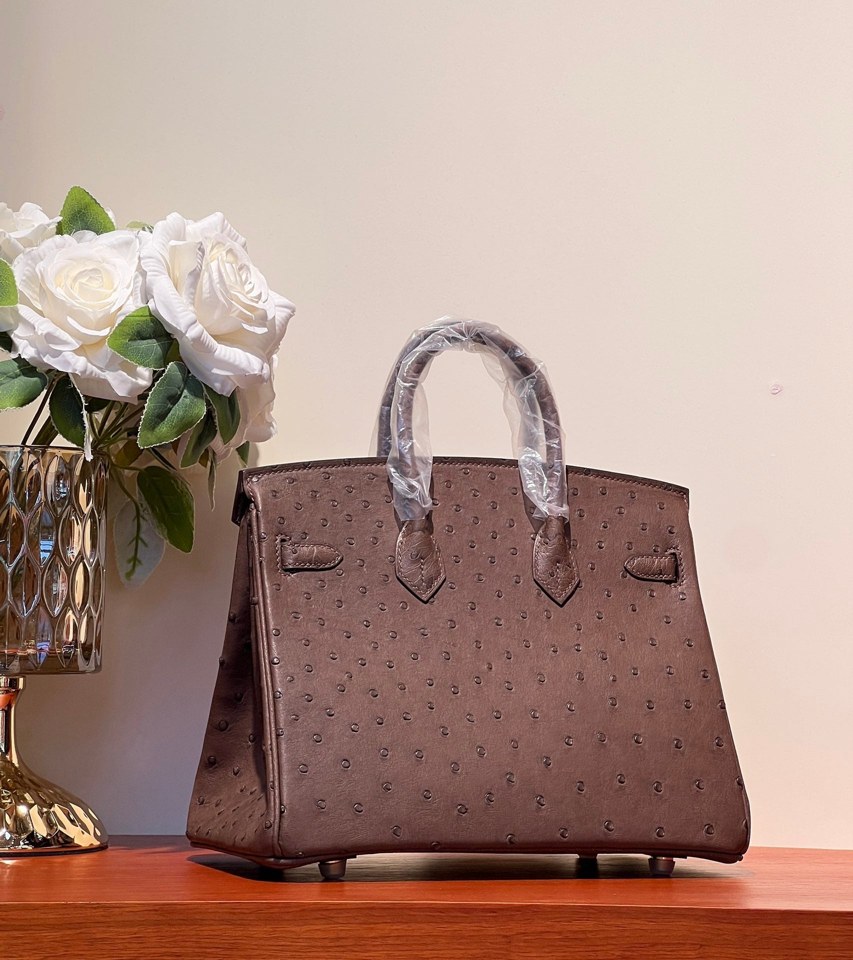 SAC KELLY SELLIER 25 EN CUIR D'AUTRUCHE MARRON PACAN AVEC STRASS DORÉS (FABRIQUÉ SUR COMMANDE)