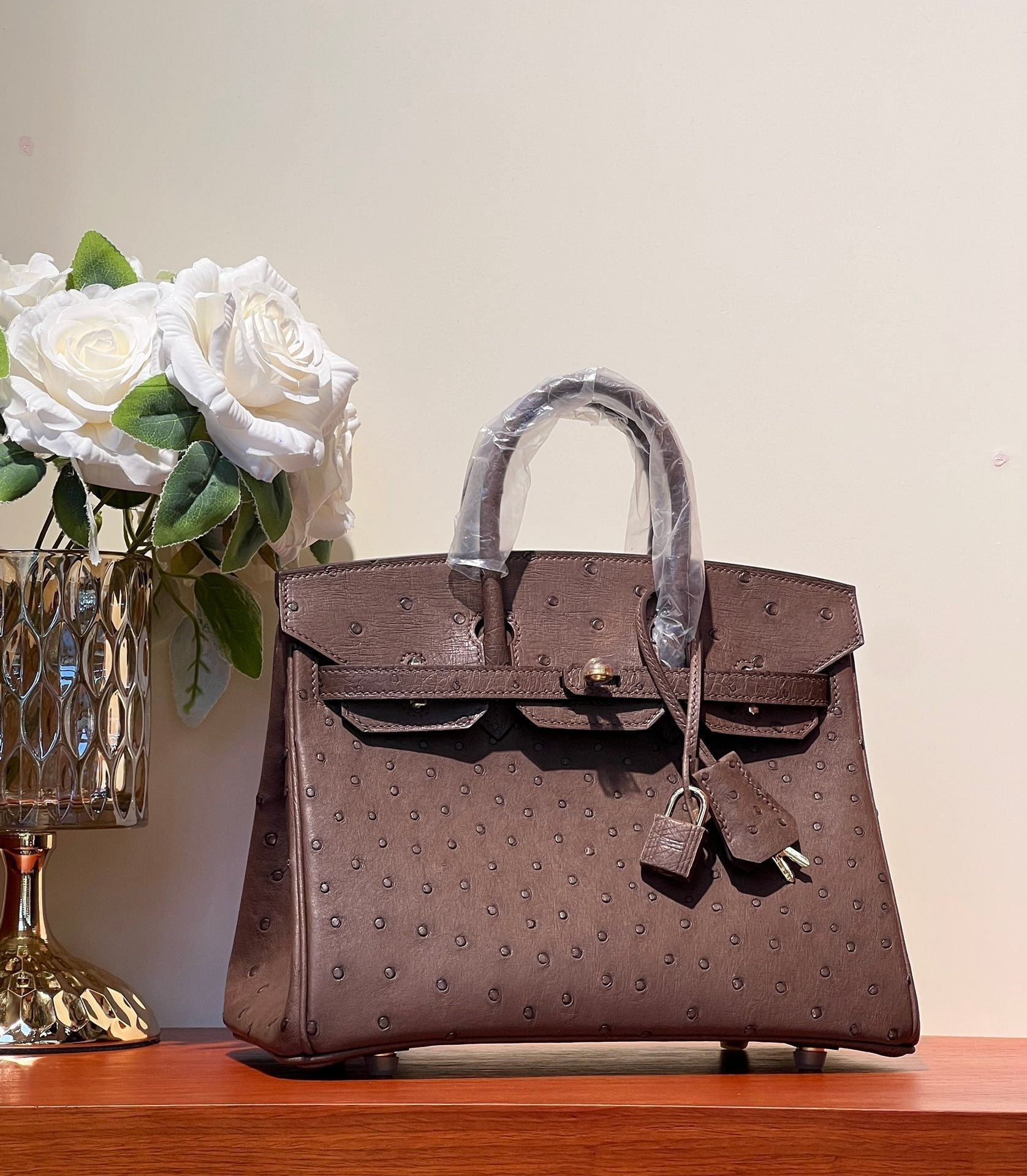 SAC KELLY SELLIER 25 EN CUIR D'AUTRUCHE MARRON PACAN AVEC STRASS DORÉS (FABRIQUÉ SUR COMMANDE)