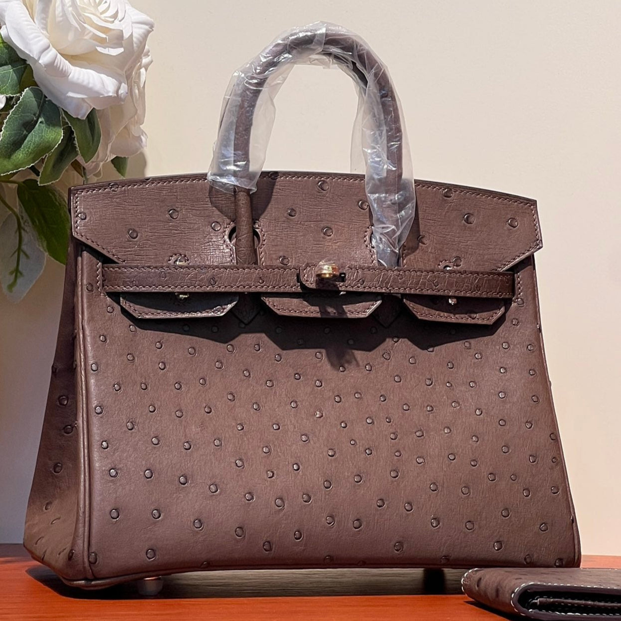 SAC KELLY SELLIER 25 EN CUIR D'AUTRUCHE MARRON PACAN AVEC STRASS DORÉS (FABRIQUÉ SUR COMMANDE)