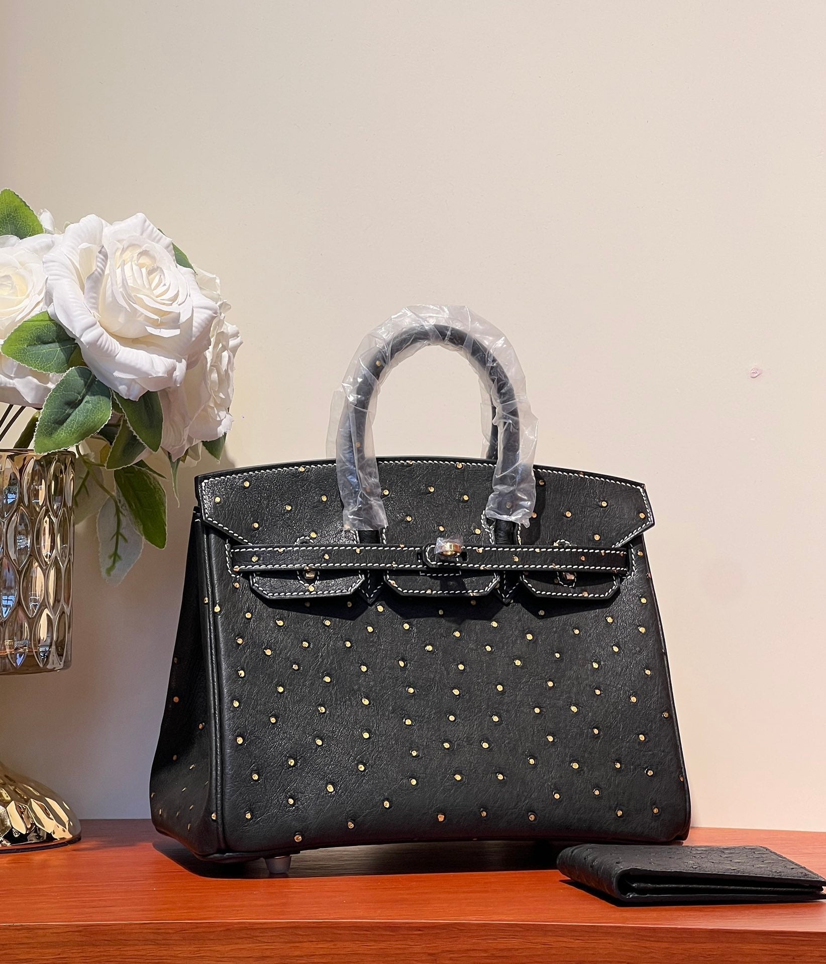 SAC KELLY SELLIER 25 EN CUIR D'AUTRUCHE NOIR AVEC STRASS DORÉS (FABRIQUÉ SUR COMMANDE)