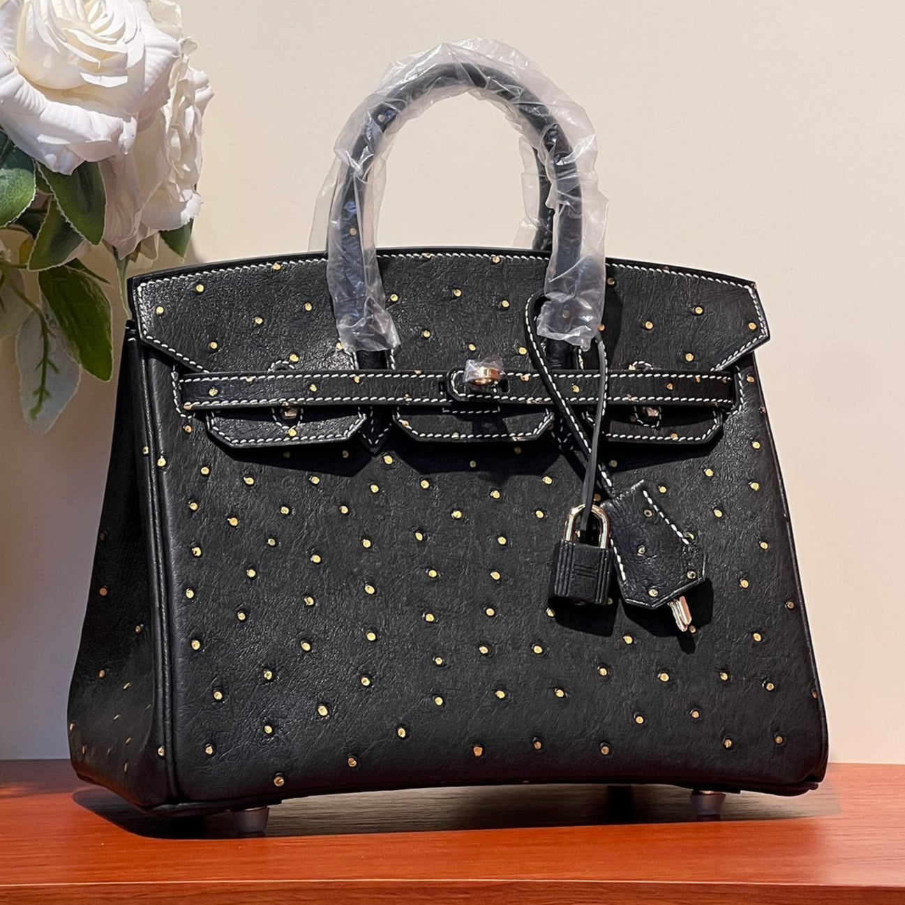 SAC KELLY SELLIER 25 EN CUIR D'AUTRUCHE NOIR AVEC STRASS DORÉS (FABRIQUÉ SUR COMMANDE)