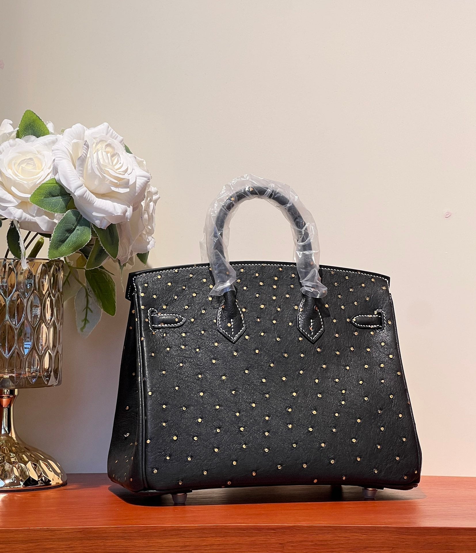 SAC KELLY SELLIER 25 EN CUIR D'AUTRUCHE NOIR AVEC STRASS DORÉS (FABRIQUÉ SUR COMMANDE)