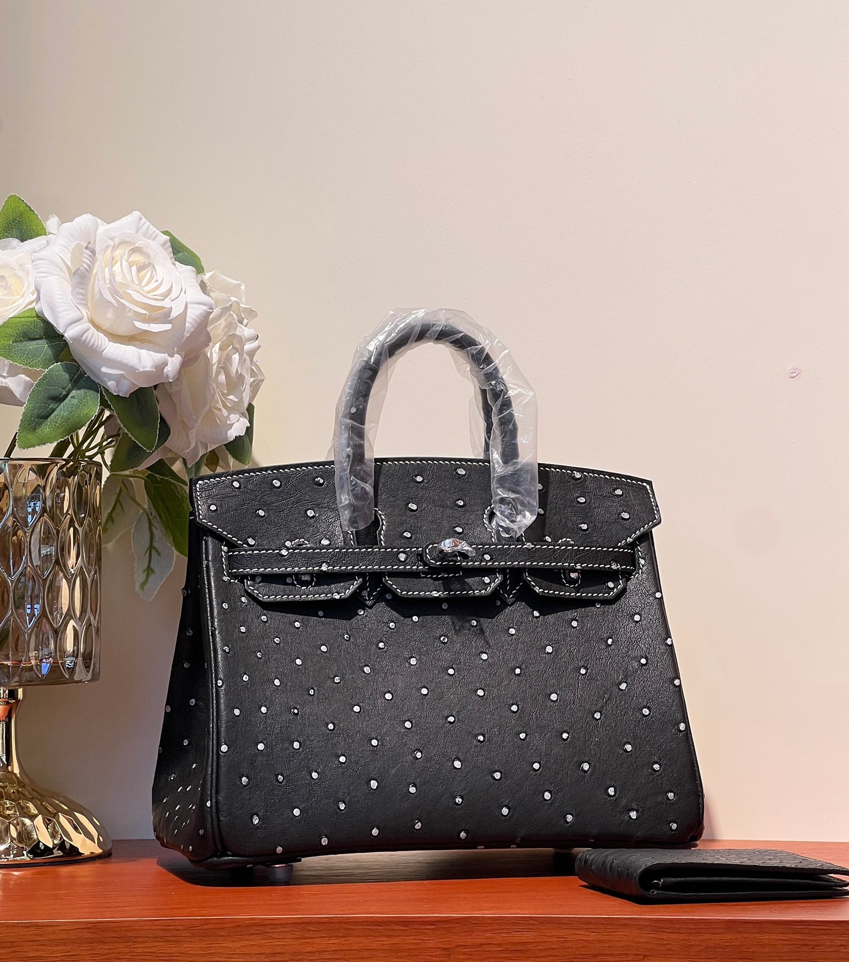 SAC KELLY SELLIER 25 EN CUIR D'AUTRUCHE NOIR AVEC STRASS BLANCS (FABRIQUÉ SUR COMMANDE)