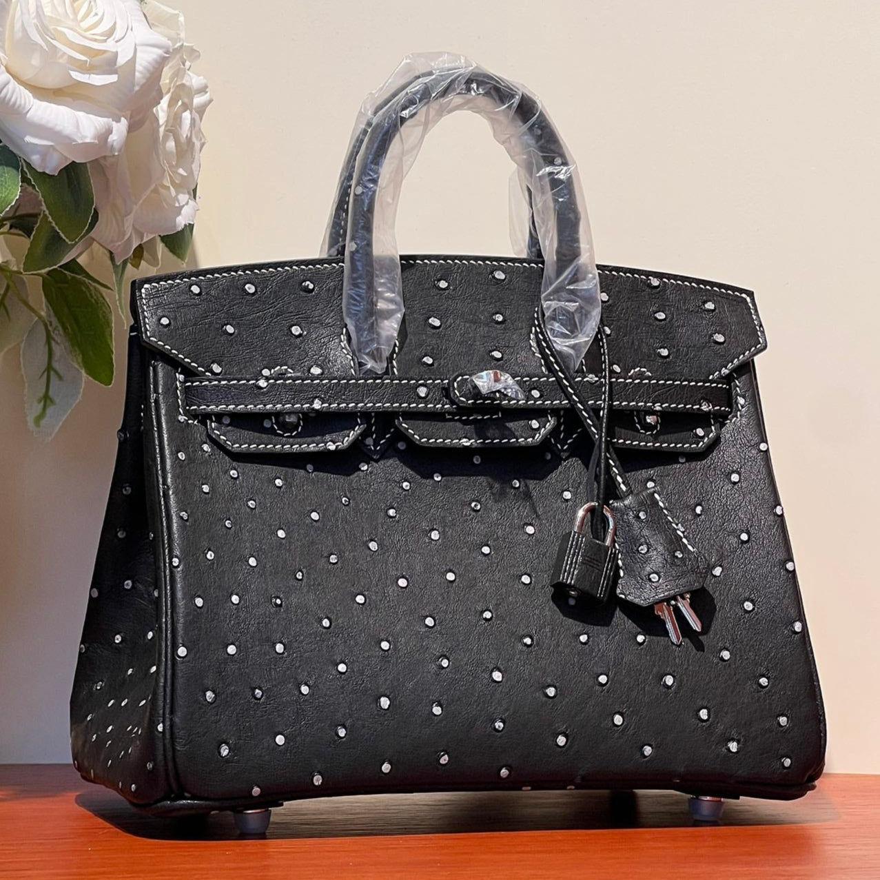 SAC KELLY SELLIER 25 EN CUIR D'AUTRUCHE NOIR AVEC STRASS BLANCS (FABRIQUÉ SUR COMMANDE)