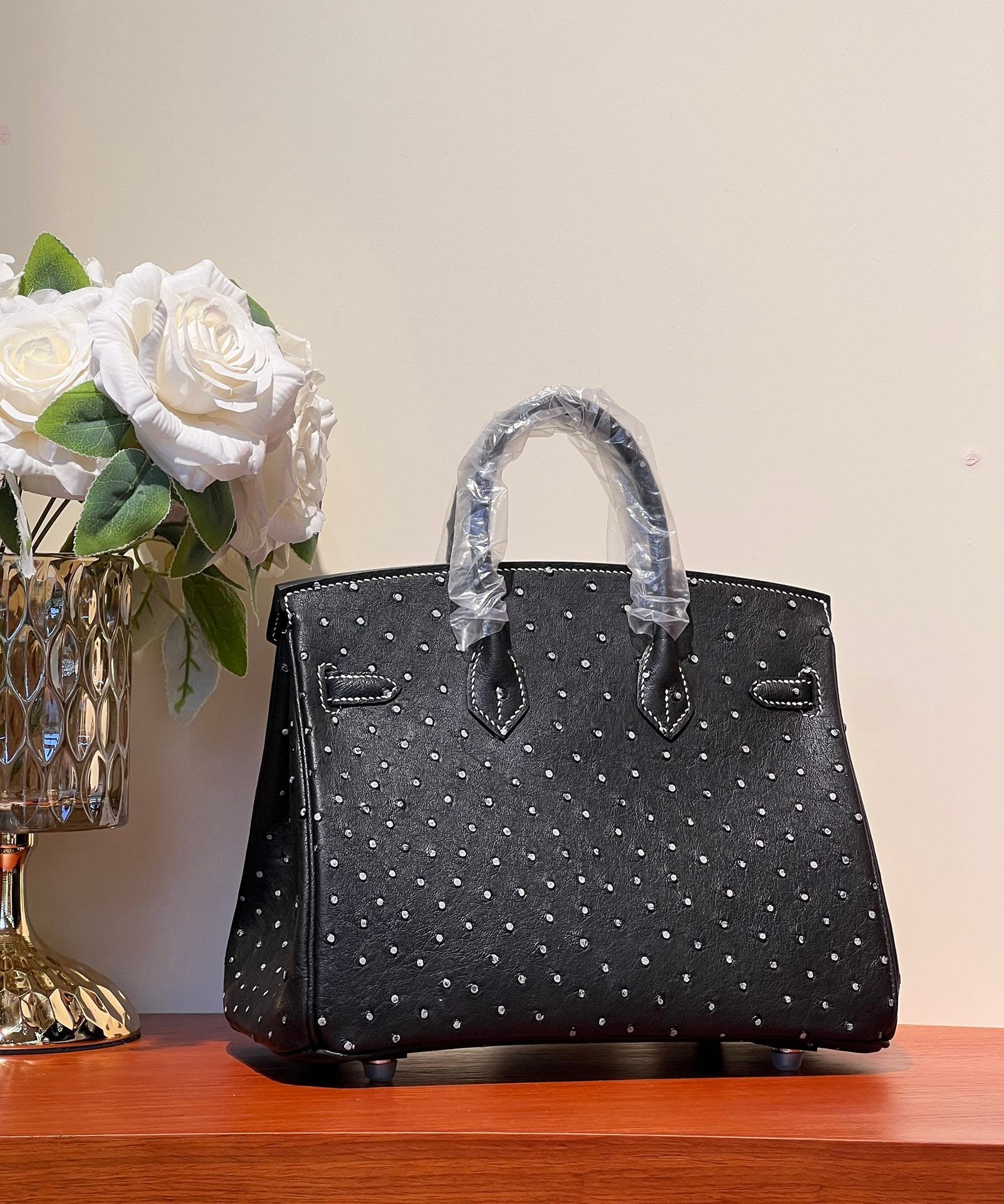 SAC KELLY SELLIER 25 EN CUIR D'AUTRUCHE NOIR AVEC STRASS BLANCS (FABRIQUÉ SUR COMMANDE)