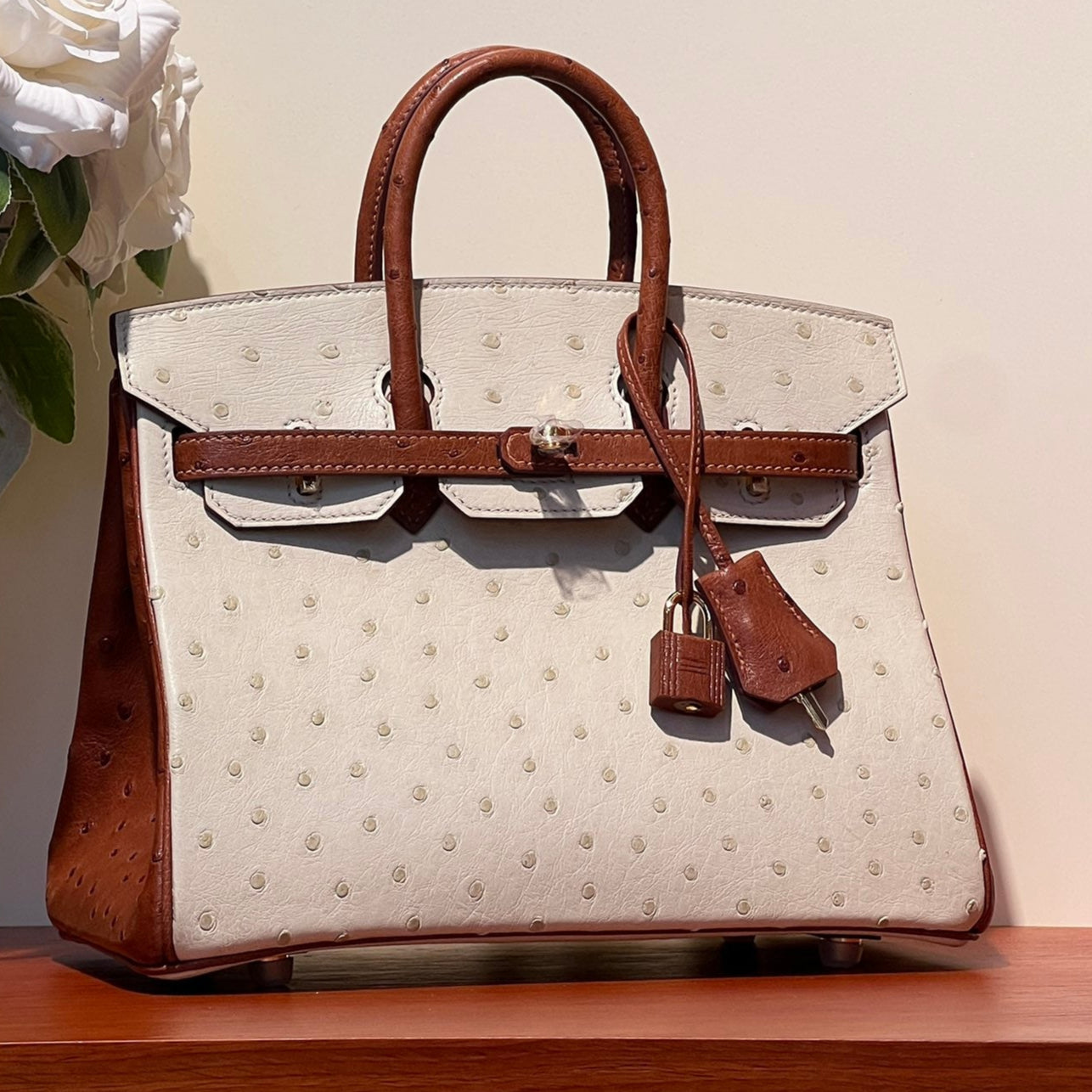 SAC KELLY SELLIER 25 EN CUIR D'AUTRUCHE BLANC MIXTE ROUGE MARRON (FABRIQUÉ SUR COMMANDE)