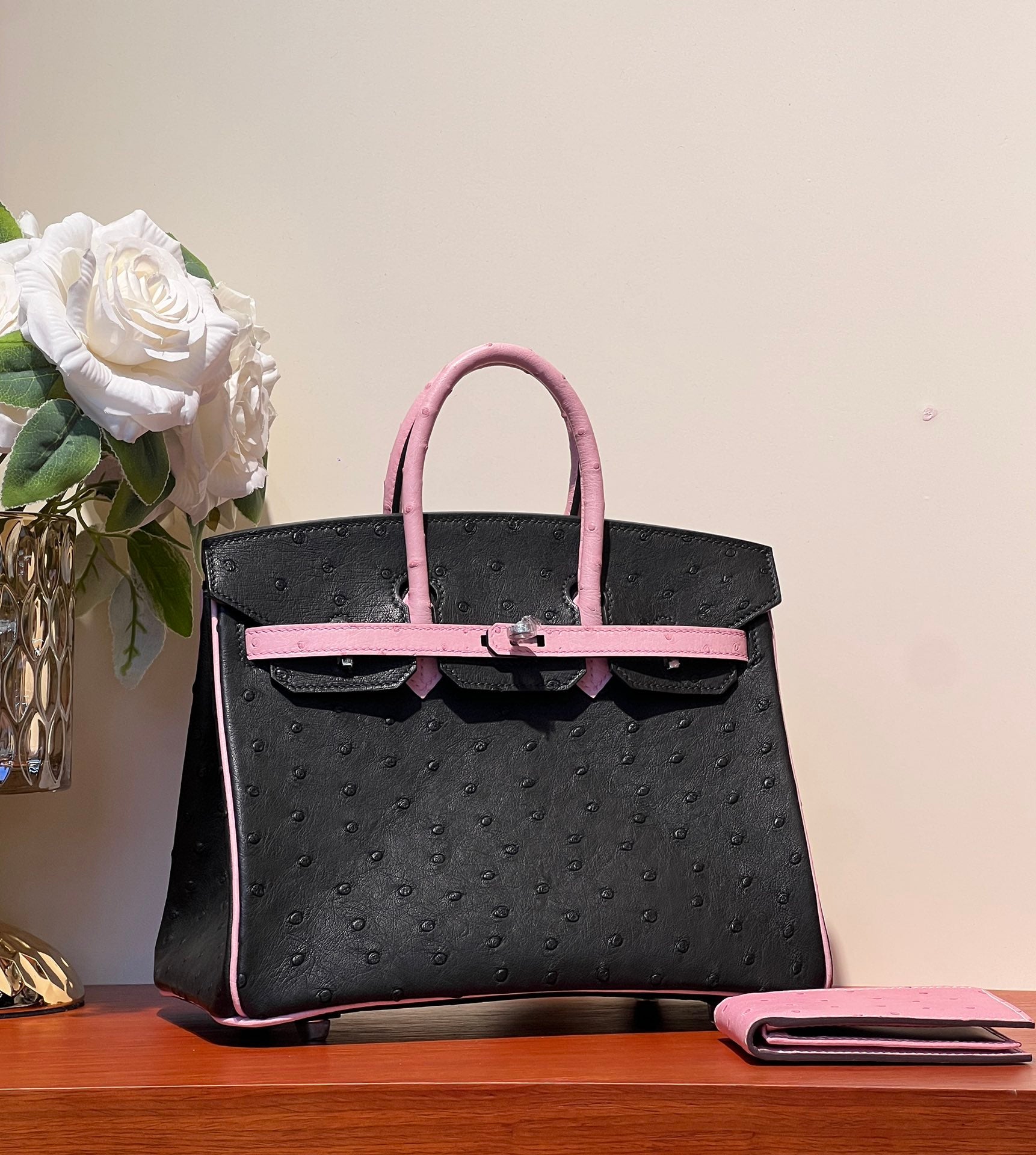 SAC KELLY SELLIER 25 EN CUIR D'AUTRUCHE NOIR ET ROSE LAINE (FABRIQUÉ SUR COMMANDE)