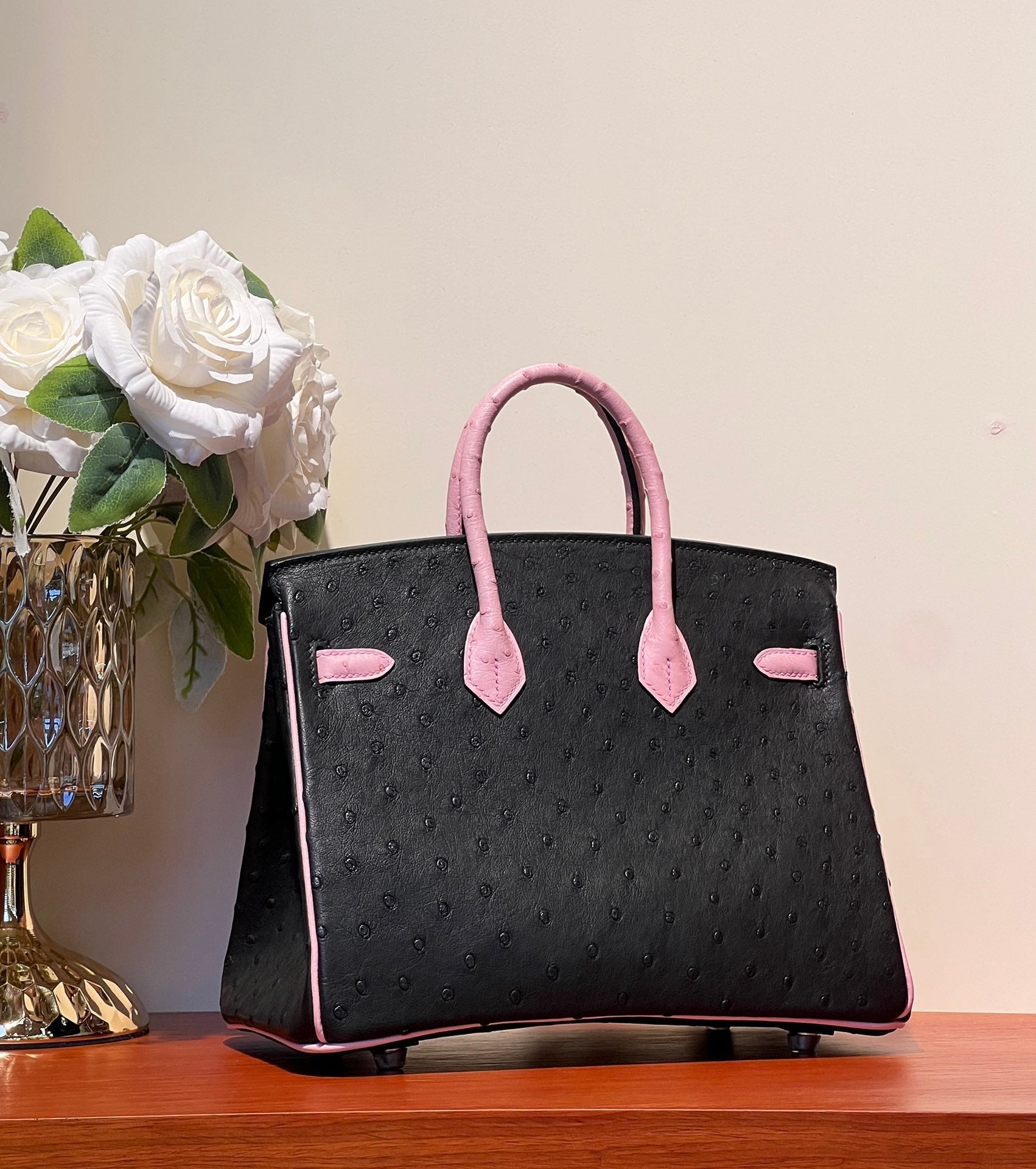 SAC KELLY SELLIER 25 EN CUIR D'AUTRUCHE NOIR ET ROSE LAINE (FABRIQUÉ SUR COMMANDE)