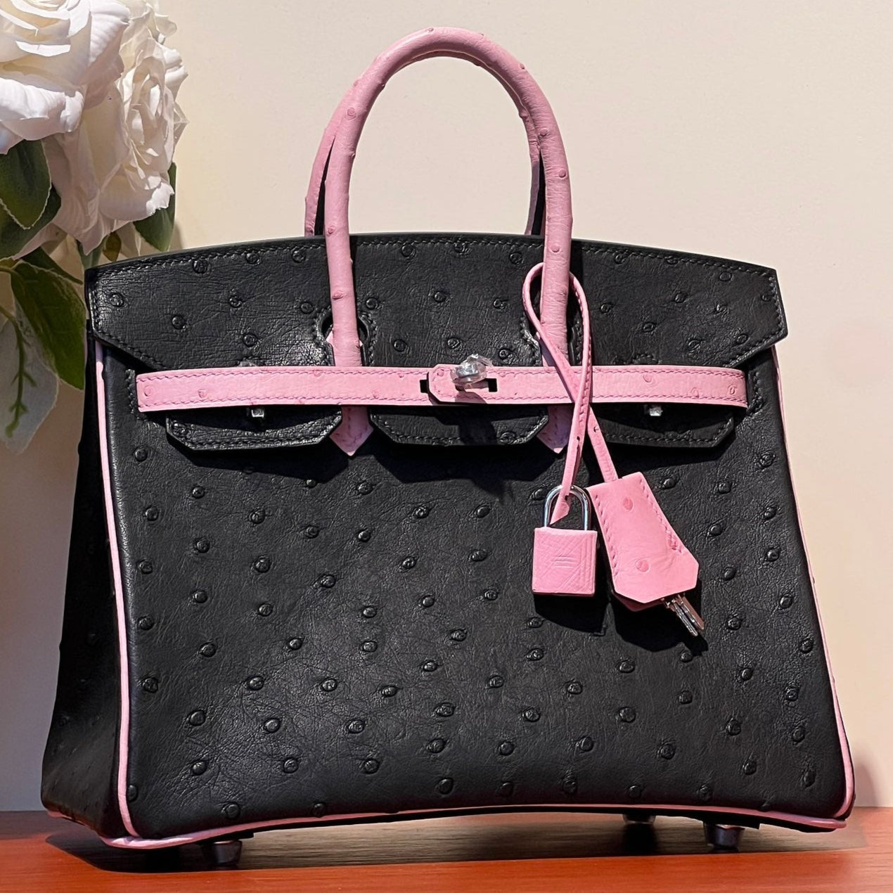 SAC KELLY SELLIER 25 EN CUIR D'AUTRUCHE NOIR ET ROSE LAINE (FABRIQUÉ SUR COMMANDE)