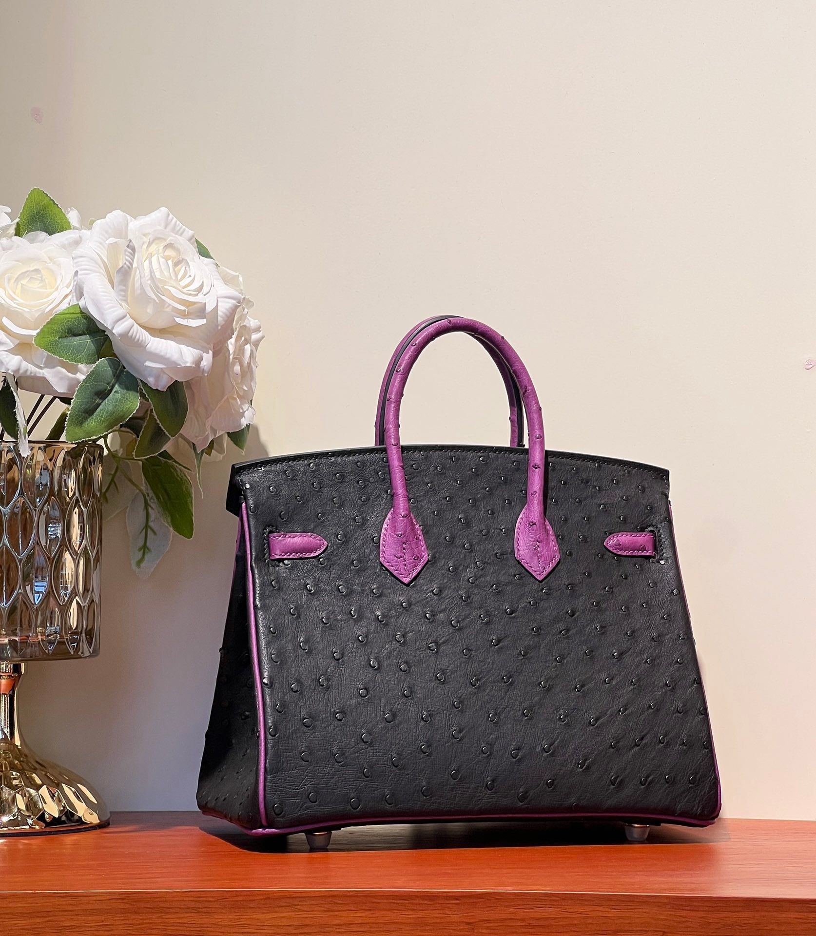 SAC KELLY SELLIER 25 EN CUIR D'AUTRUCHE NOIR MIXTE ORCHIDÉE VIOLET (FABRIQUÉ SUR COMMANDE)
