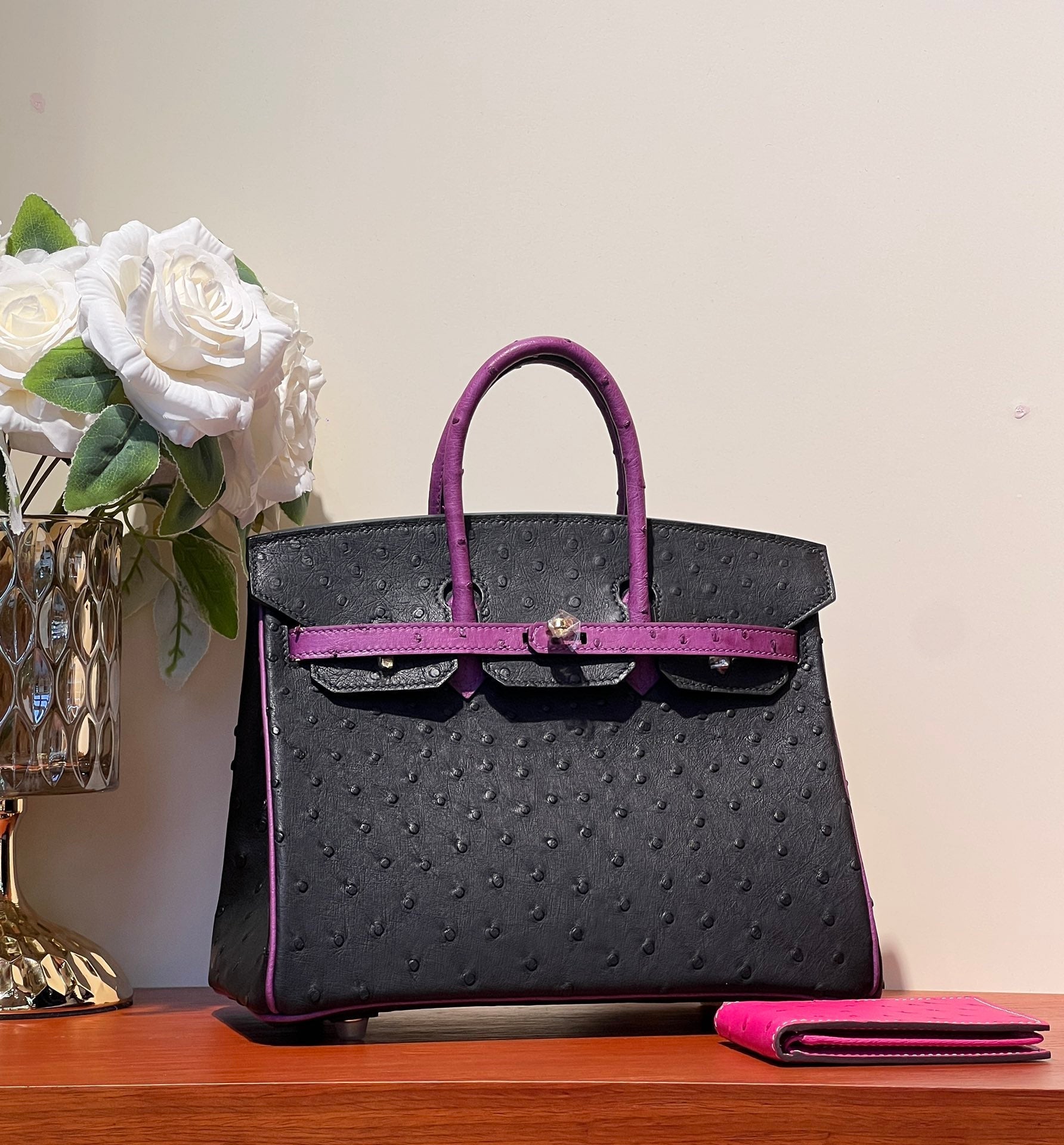 SAC KELLY SELLIER 25 EN CUIR D'AUTRUCHE NOIR MIXTE ORCHIDÉE VIOLET (FABRIQUÉ SUR COMMANDE)