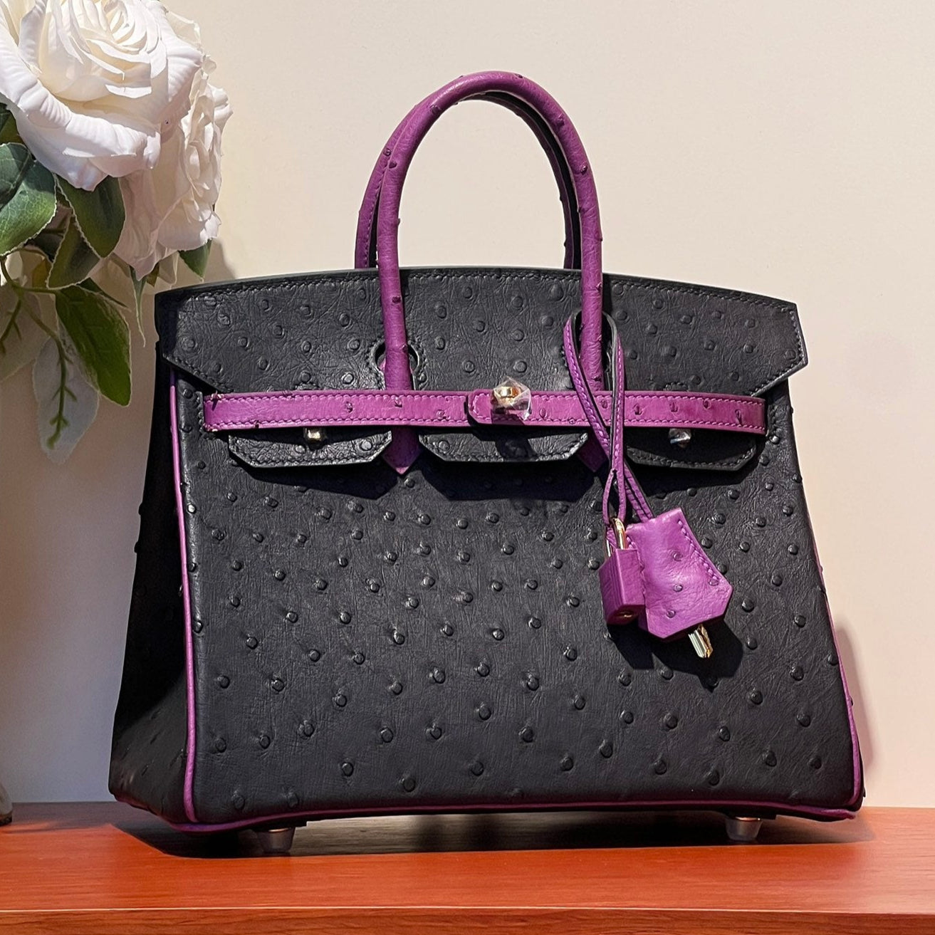 SAC KELLY SELLIER 25 EN CUIR D'AUTRUCHE NOIR MIXTE ORCHIDÉE VIOLET (FABRIQUÉ SUR COMMANDE)