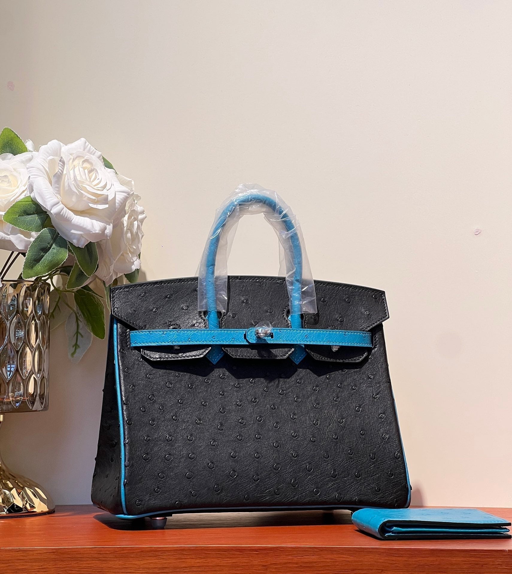 SAC KELLY SELLIER 25 EN CUIR D'AUTRUCHE NOIR ET BLEU OCÉAN (FABRIQUÉ SUR COMMANDE)