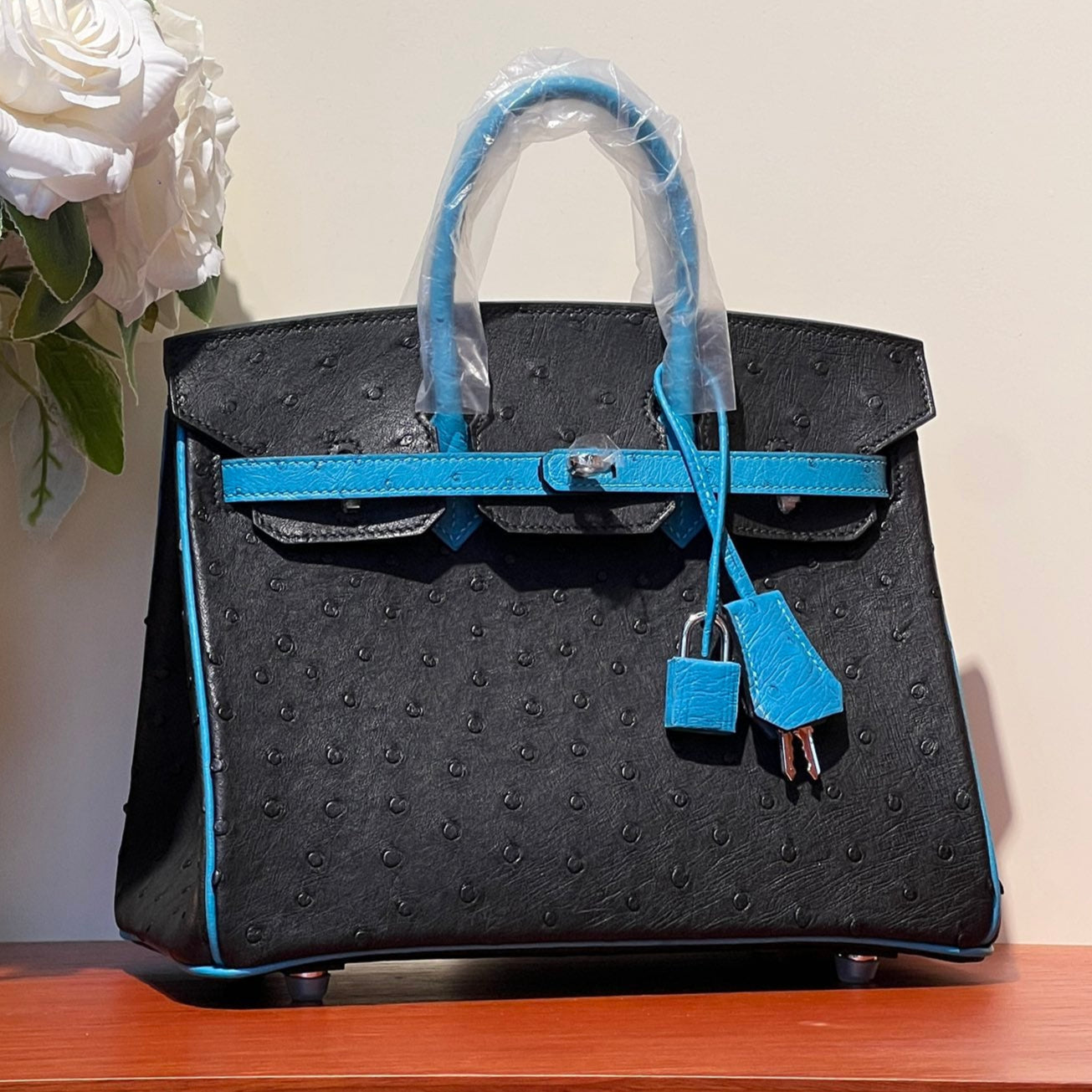 SAC KELLY SELLIER 25 EN CUIR D'AUTRUCHE NOIR ET BLEU OCÉAN (FABRIQUÉ SUR COMMANDE)