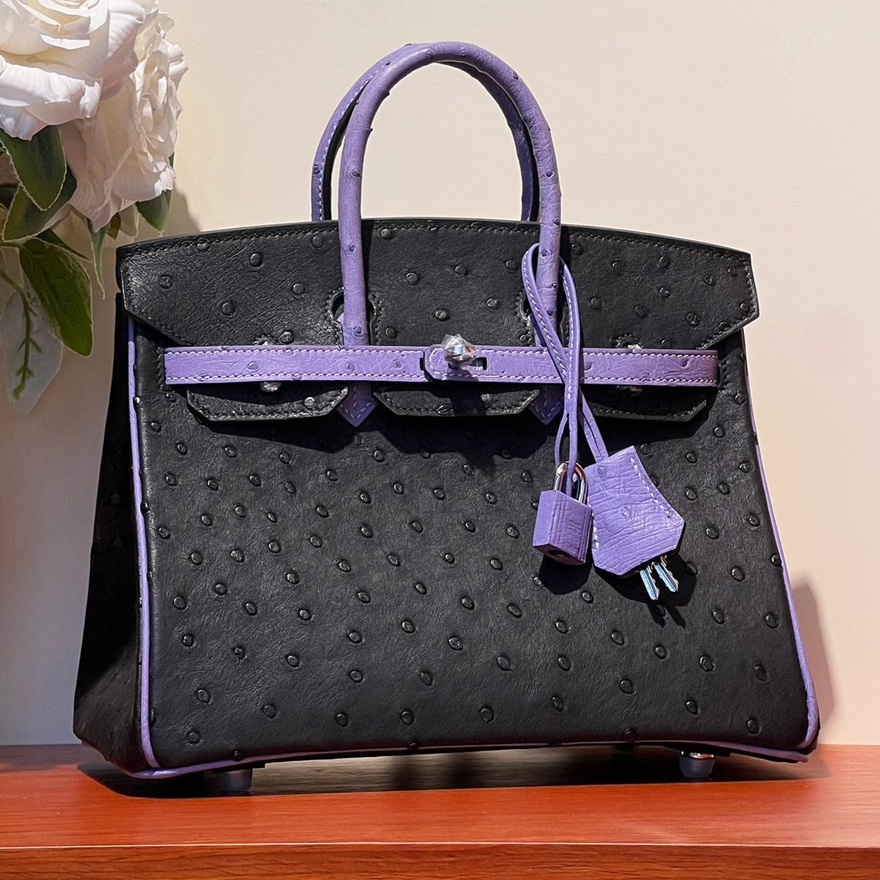 SAC KELLY SELLIER 25 EN CUIR D'AUTRUCHE NOIR MIXTE VIOLET AMÉTHYSTE (FABRIQUÉ SUR COMMANDE)