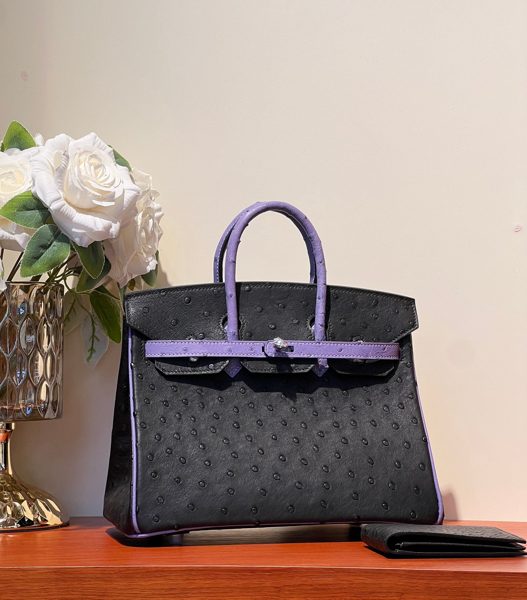 SAC KELLY SELLIER 25 EN CUIR D'AUTRUCHE NOIR MIXTE VIOLET AMÉTHYSTE (FABRIQUÉ SUR COMMANDE)