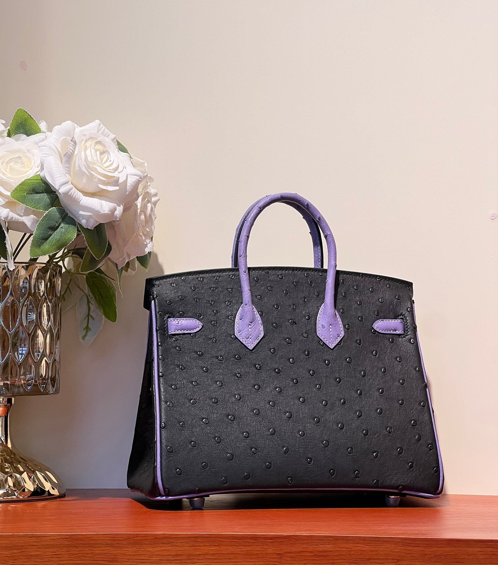 SAC KELLY SELLIER 25 EN CUIR D'AUTRUCHE NOIR MIXTE VIOLET AMÉTHYSTE (FABRIQUÉ SUR COMMANDE)