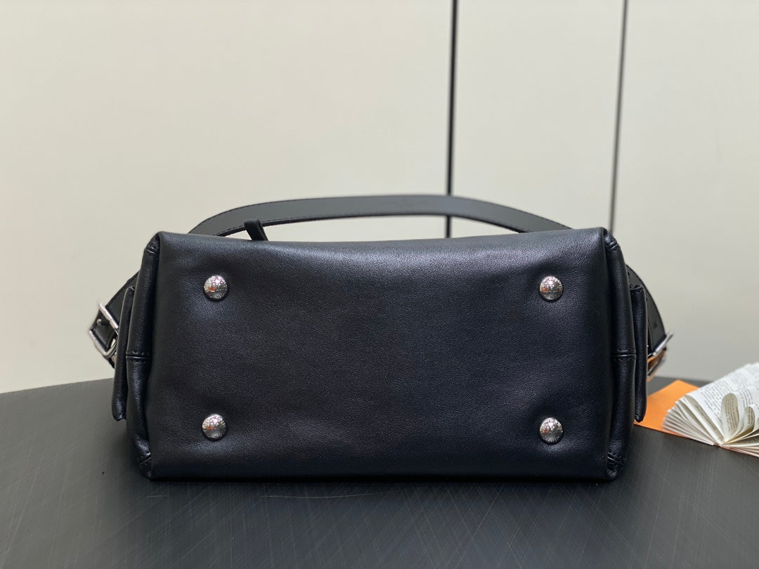 SAC CARRY ALL PM 33,5 NOIR EN CUIR DE VEAU AVEC CHAÎNE ARGENTÉE
