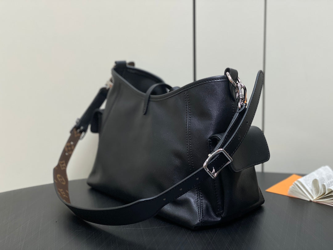 SAC CARRY ALL PM 33,5 NOIR EN CUIR DE VEAU AVEC CHAÎNE ARGENTÉE