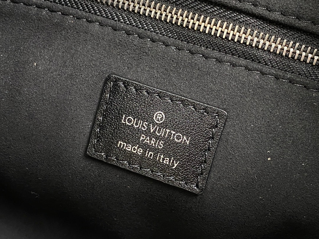 SAC CARRY ALL PM 33,5 NOIR EN CUIR DE VEAU AVEC CHAÎNE ARGENTÉE
