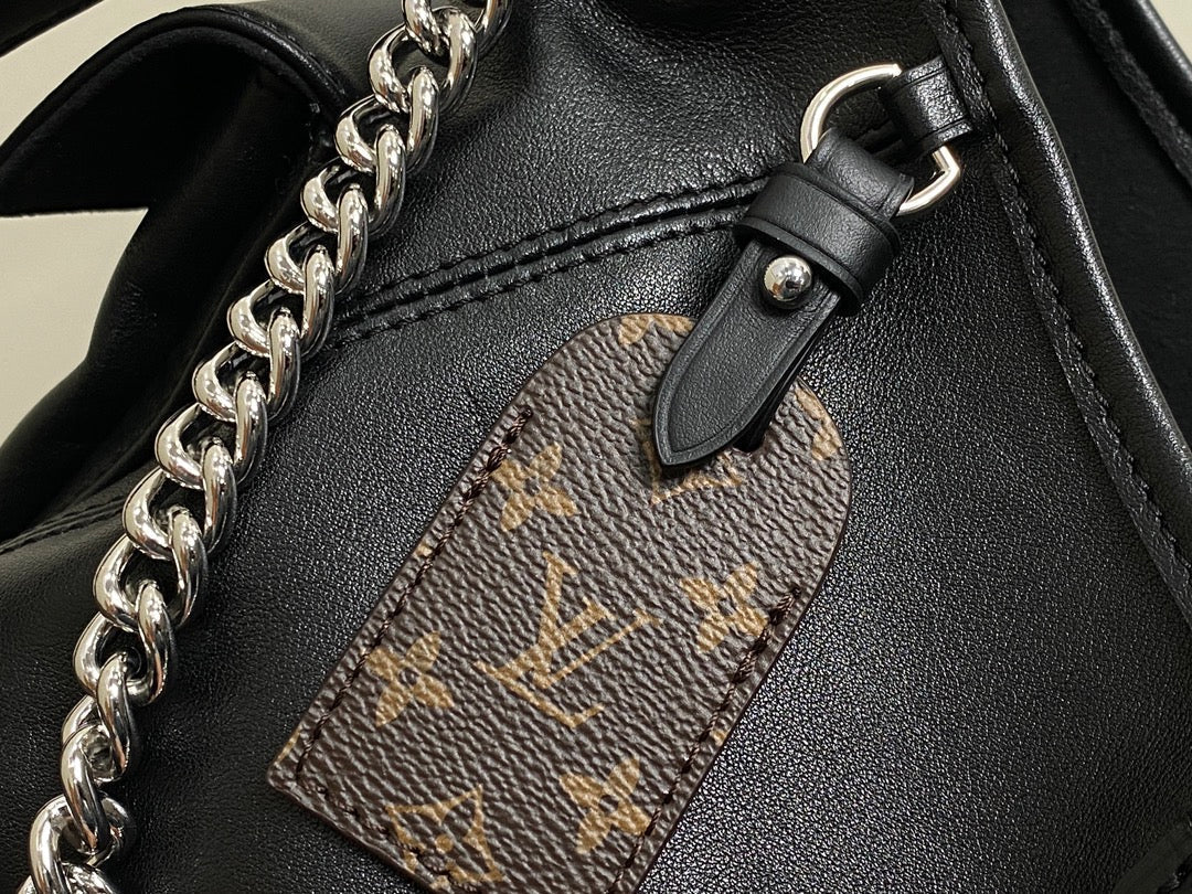 SAC CARRY ALL PM 33,5 NOIR EN CUIR DE VEAU AVEC CHAÎNE ARGENTÉE