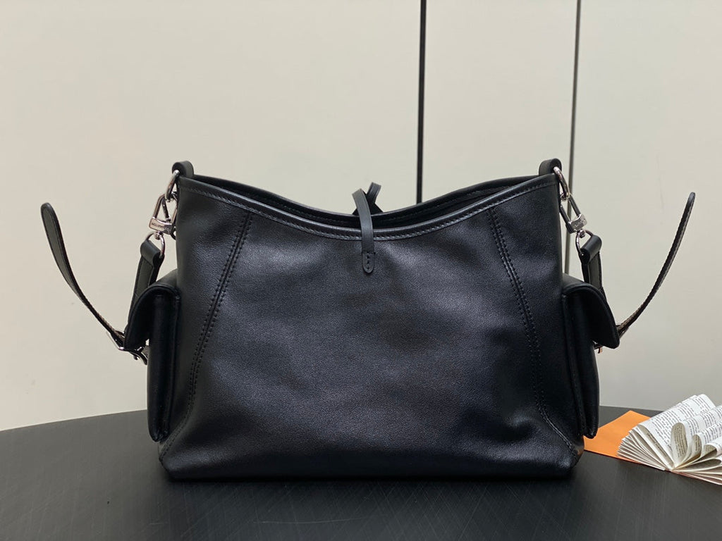 SAC CARRY ALL PM 33,5 NOIR EN CUIR DE VEAU AVEC CHAÎNE ARGENTÉE
