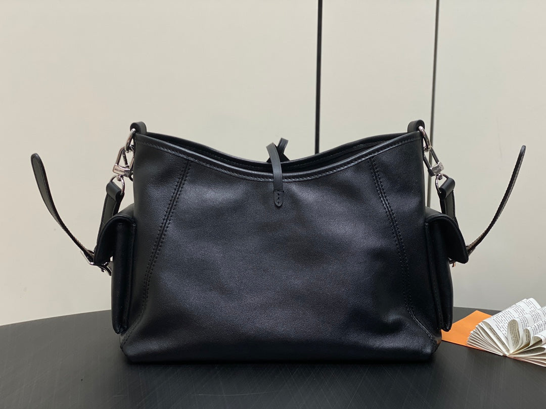 SAC CARRY ALL PM 33,5 NOIR EN CUIR DE VEAU AVEC CHAÎNE ARGENTÉE