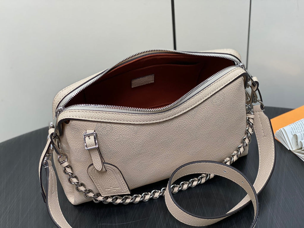 HAND IT ALL PM 29CM BEIGE MAHINA CALFSKIN